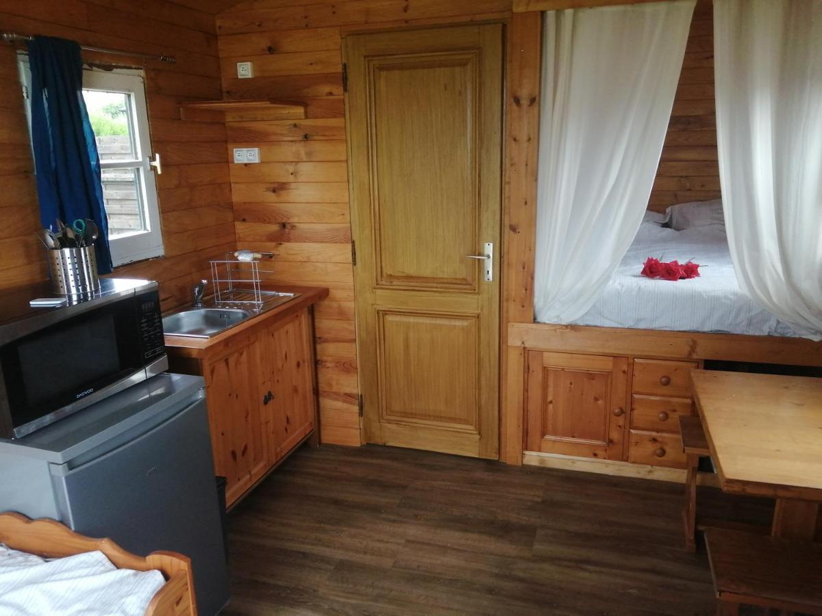 فيلا Roulotte Et Jacuzzi De Rachel Au Domaine Du Reuze Winnezeele المظهر الخارجي الصورة