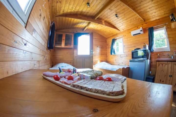 فيلا Roulotte Et Jacuzzi De Rachel Au Domaine Du Reuze Winnezeele المظهر الخارجي الصورة